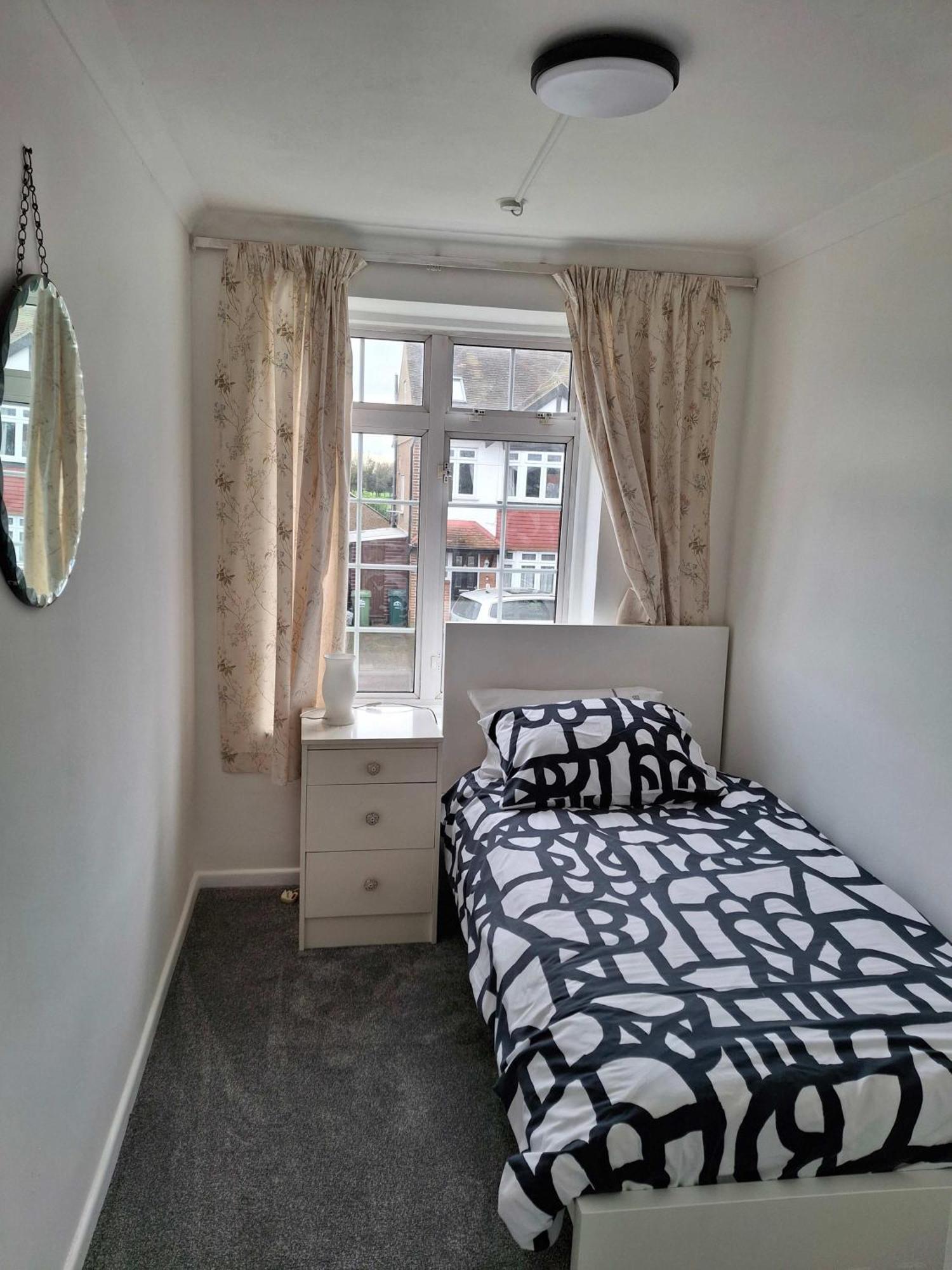 Nicely Decorated 3 Bedroom House Near Heathrow, London Staines-upon-Thames Exterior photo